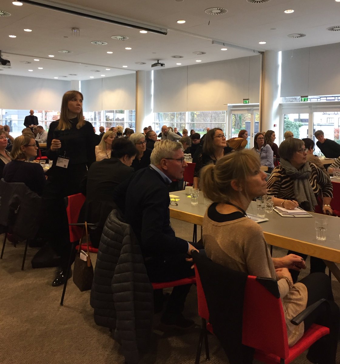 SimoneNanna's tweet photo. Så er forummet Organisatorisk Robusthed på #AM2017 skudt igang. Over 100 mennesker bliver klogere på fænomenet #arbejdsmiljø https://t.co/qyUAewWnXa