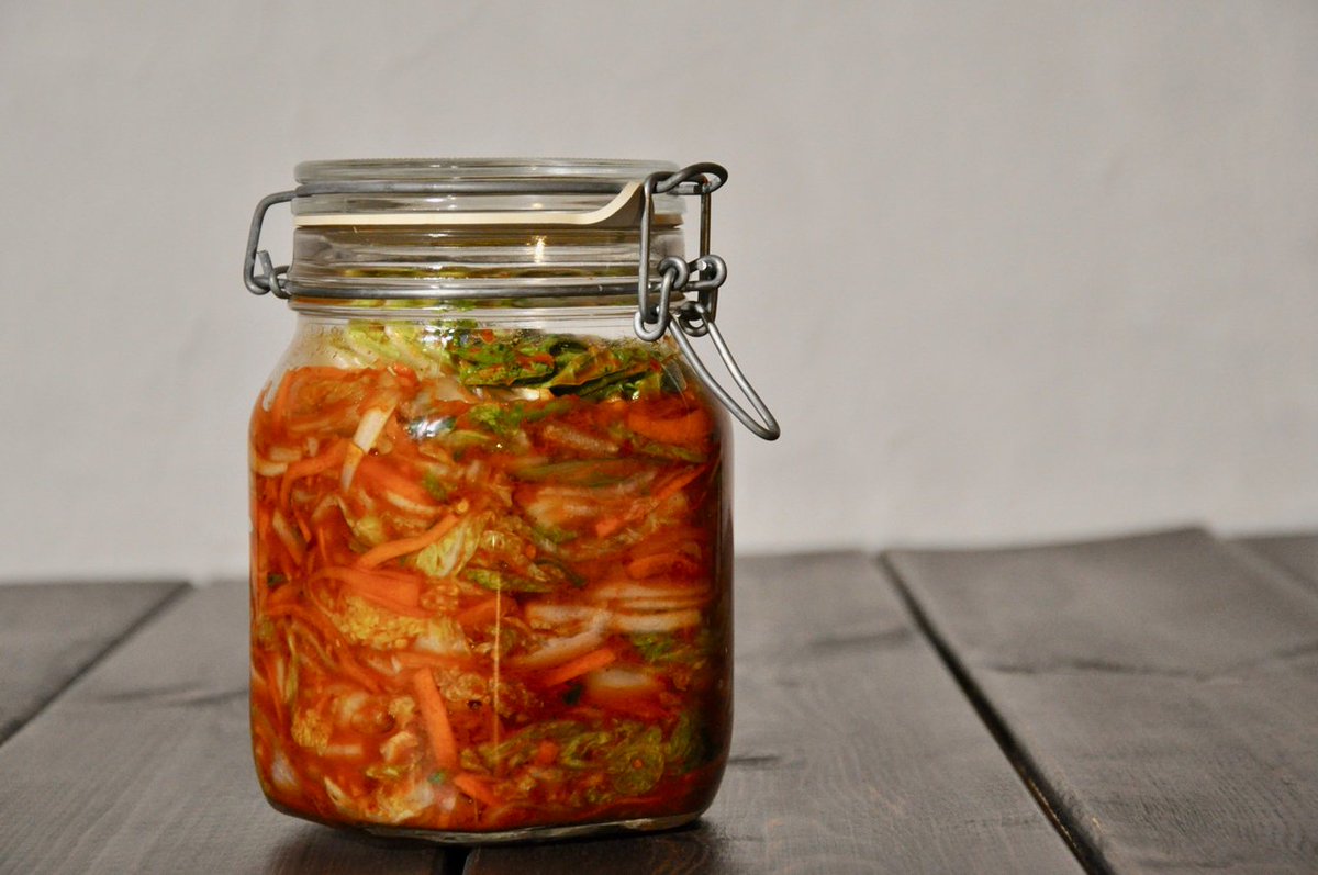 HAVE A KRAUT CHRISTMAS. Inden julens sødme tager fat, vil vi ønske jer en stærk december med en nyafprøvet opskrift på koreansk #kimchi. Prøv den gode smag til alt (og mod #tømmermænd, måske?). Opskrift: ow.ly/4Ws830gRyMn #smagforlivet #fermentering #surkål