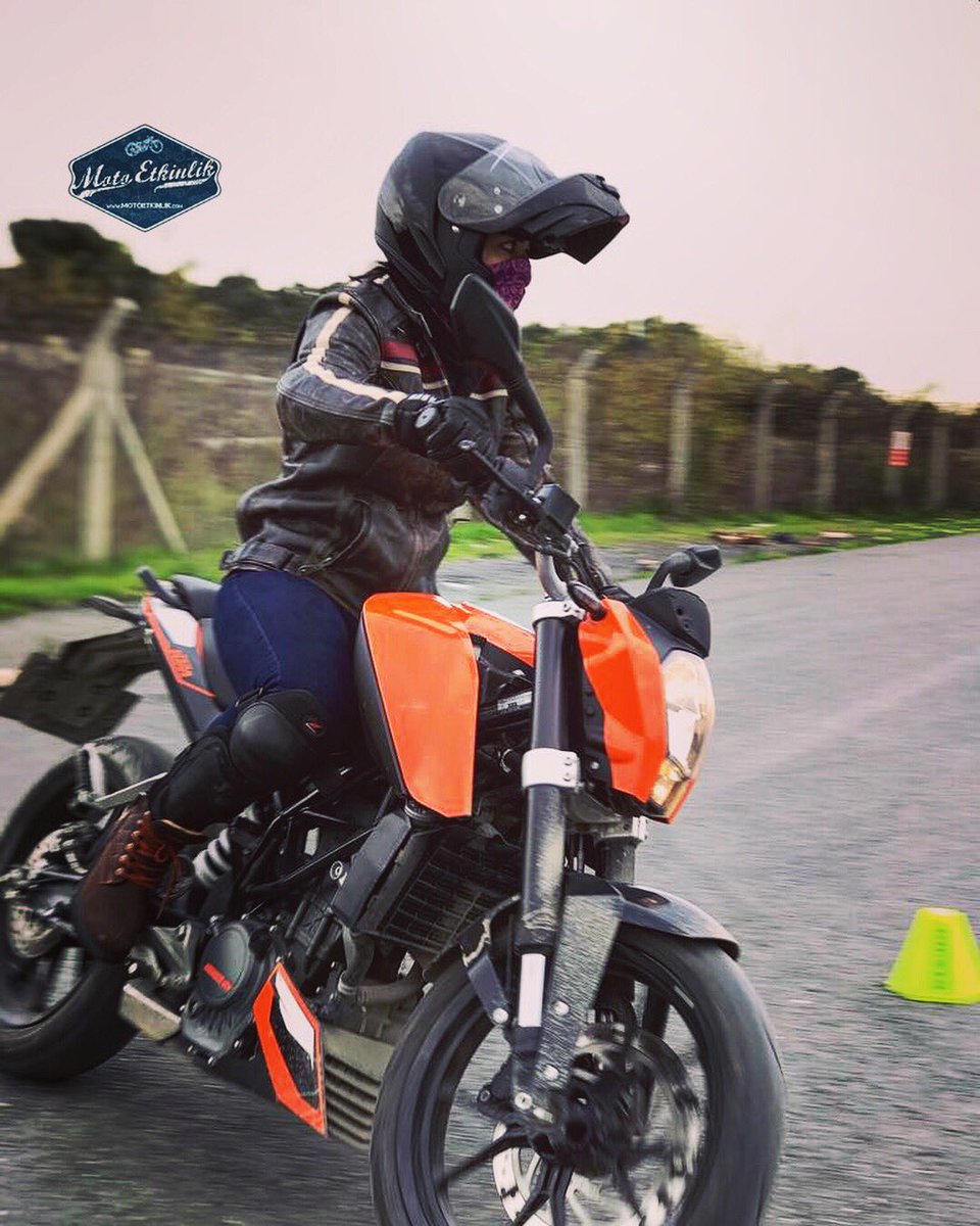 MotoEtkinlik's tweet photo. Anaokulunda sandalye kapmaca oynayanlar bugün #metrobus te ayakta kalmıyor. Kafayı çalıştıranlar ise zaten #motosiklet kullanıyor!😂😂🏍💨😎
#MotoEtkinlik https://t.co/qOW3VtXsFx