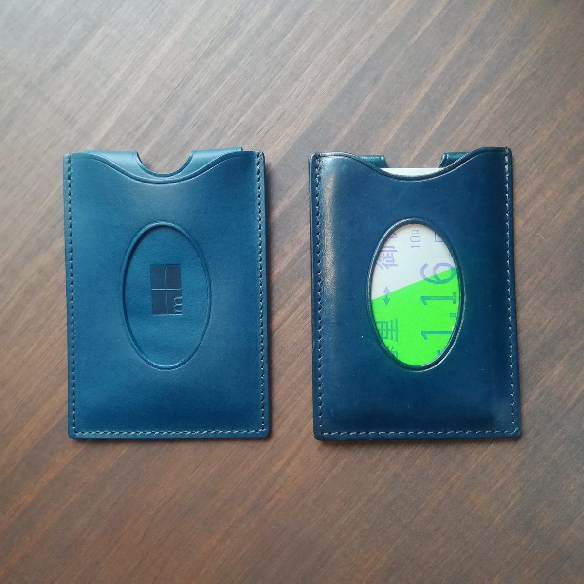 エムピウ Twitter ನಲ ಲ スタッフ私物 パスケースのブルーです 左が新しいもの 右が2年程使用したもの 青が深みを増し 艶が出てきました 艶があるので写真を撮ると光りますね