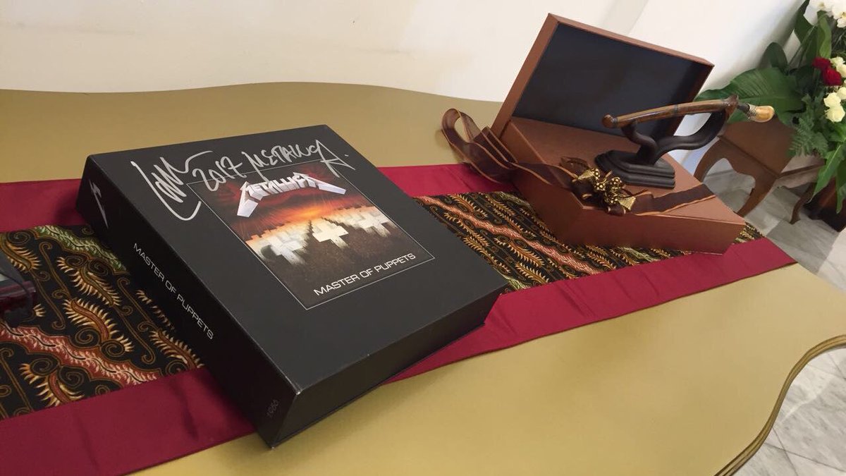 DubesDenmark's tweet photo. Gift from the Prime Minister of Denmark @larsloekke to #Indonesia President @jokowi - a box set w/ #Metallica “Master of Puppets” album recorded in #Copenhagen &amp; signed by Danish drummer @larsulrich 👍🥁🇩🇰🇮�� https://t.co/nnbwNWUVnM