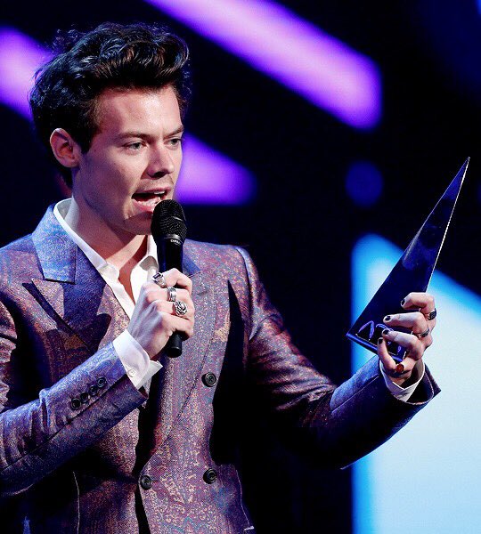 Happily_7's tweet photo. He is so lovely &amp; important. What a man! We love you, @Harry_Styles 🌈💅🏼👏🏻💜 #Arias https://t.co/u9L3mqmqwD