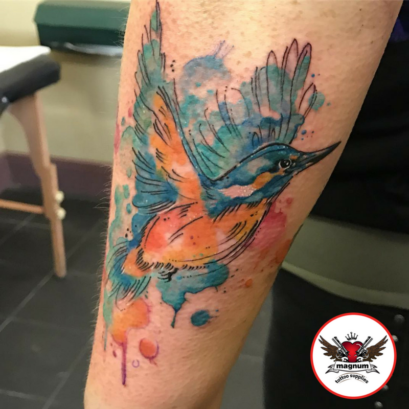 Sketch work kingfisher tattoo on the right upper arm.