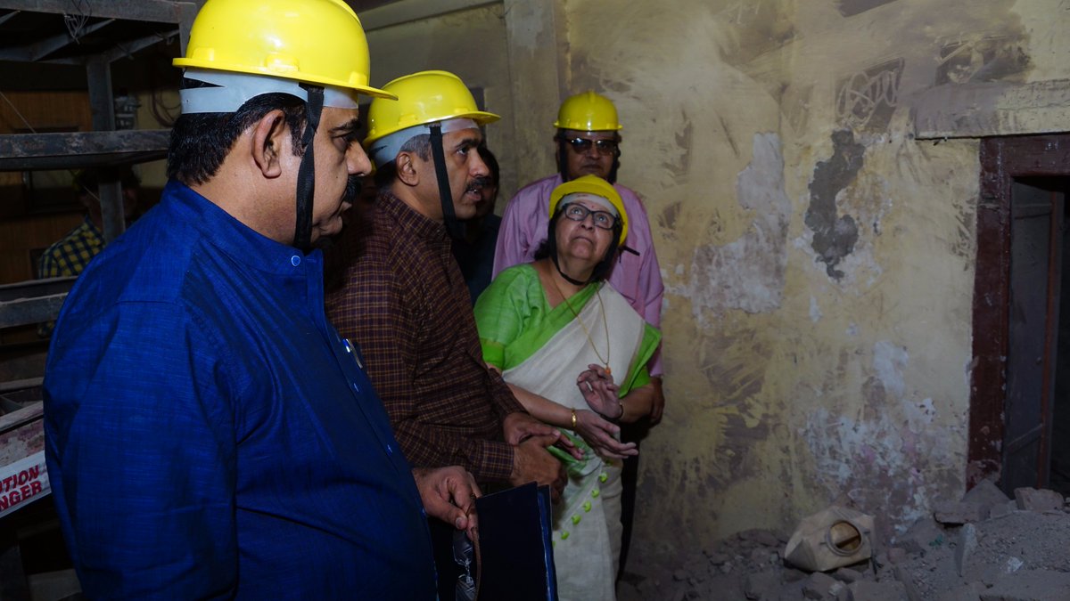 indoreida's tweet photo. Hon Loksabha Speaker @S_MahajanLS ji appreciating developmental work done at Shri Banke Bihari mandir by IDA @yashodhararaje @CMMadhyaPradesh @PMOIndia https://t.co/r68z4ZlA0I