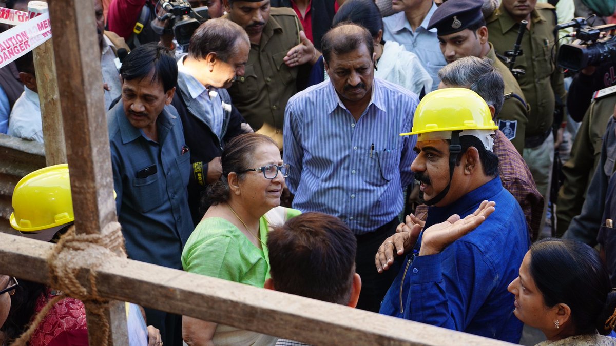 indoreida's tweet photo. Hon Loksabha Speaker @S_MahajanLS ji appreciating developmental work done at Shri Banke Bihari mandir by IDA @yashodhararaje @CMMadhyaPradesh @PMOIndia https://t.co/r68z4ZlA0I