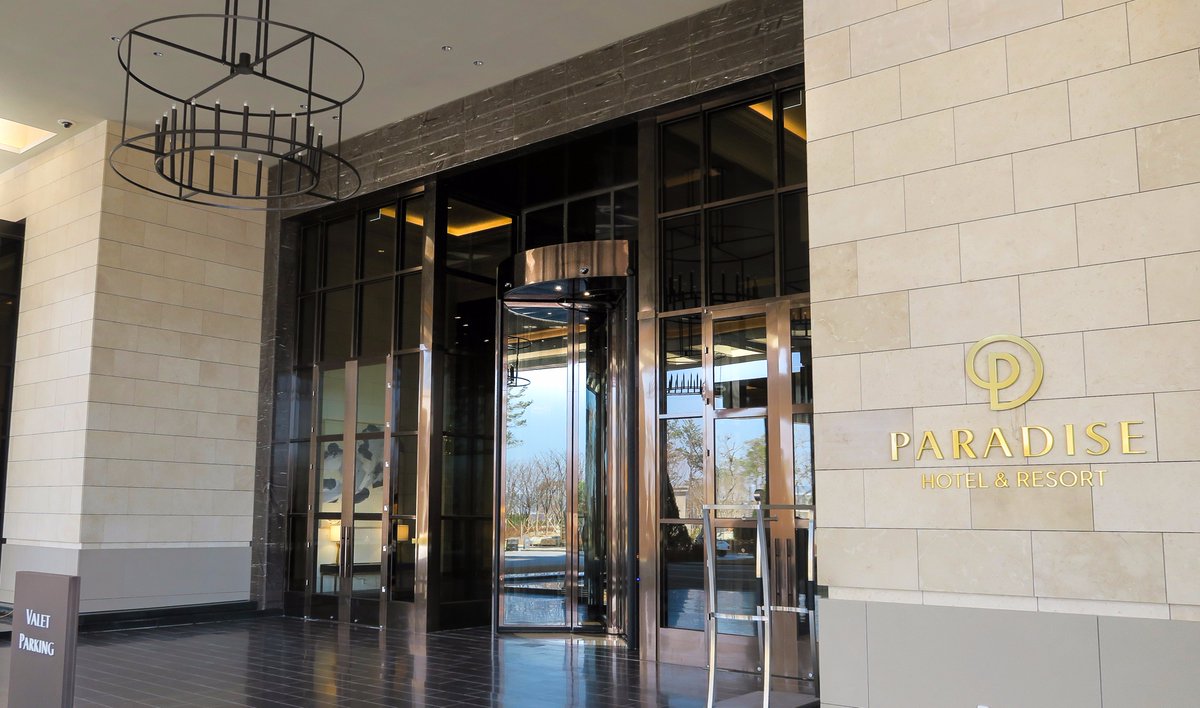 RoyalBoonEdam's tweet photo. Great #entrance! #ParadiseCity Korea designed by @WATG #Gansam #gadesign and @HBADesign opened their #revolvingdoors April 2017 in #korea. Cool video starring our door: https://t.co/mEegSJYnnH #architecture #Construction #design #Building #architects #revolvingdoor #archidaily https://t.co/YYoy2nPwmm