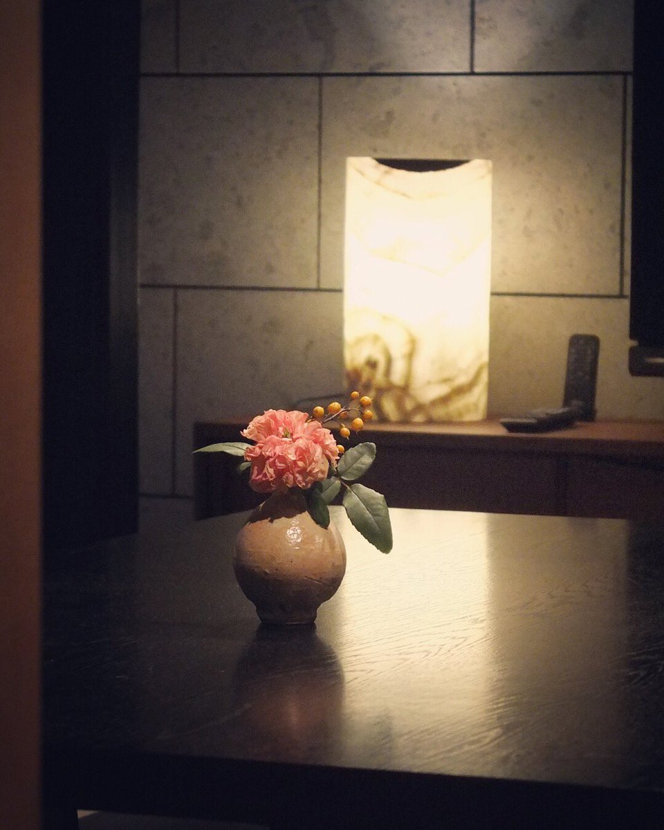 amicaflower's tweet photo. ・
今日からは3日間、京都の町家で小さな生け花を。
・
#amicaflowers #ikebana #kyoto #kyotostyle #japanstyle #生け花 #町家 #machiya #camellia #flowers #flowerstagram #椿 #京都 #ツルウメモドキ #yuitsujimura #辻村唯 #kentaanzai #安齋賢太 https://t.co/qUJ3XOfDw1