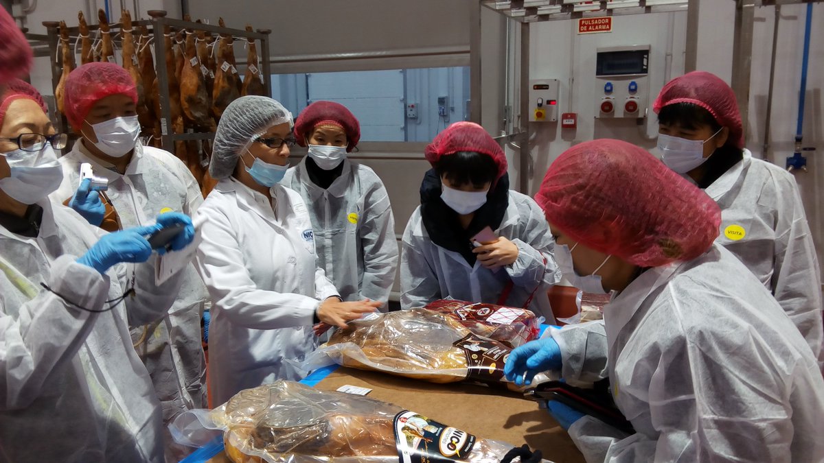 OperaGlobal's tweet photo. @OperaGlobal apoya a @interporc en la organización de una misión inversa de blogueros japoneses #Japon #España #carnedecerdo #Export #OperaGB https://t.co/gSHFJebWVD https://t.co/FlrAoIQTQs