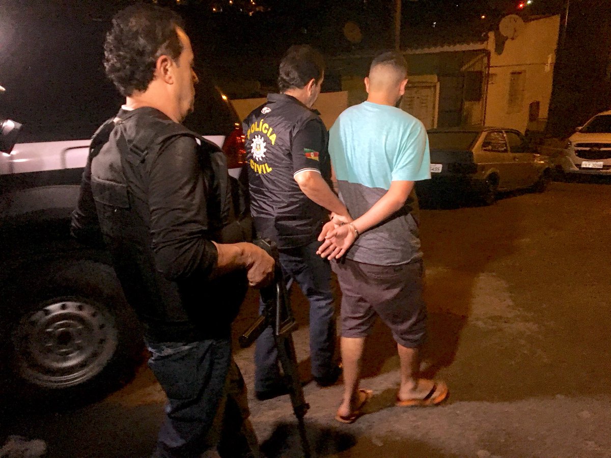 cid_martins's tweet photo. Polícia Civil desarticula quadrilha comandada por traficante transferido para presídio federal. 48 mandados de prisão #GauchaHoje @GauchaZH https://t.co/KRCH0hiCNV