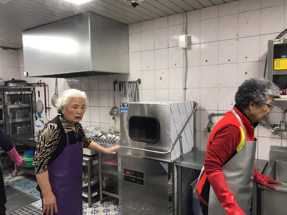 한국마사회 분당지사에서 성남시 무료 경로식당개선사업으로 노후된 '환풍기'와 오랜기간 조리실에서 유료봉사를 해주시는 어르신들의 건강악화로 인해 조리의 어려움을 줄이고자 '식기세척기'를 지원받아 어르신들의 더욱 맛있는 식사를 제공해드리게 되었습니다^^ 한국마사회 분당지사 감사드립니다