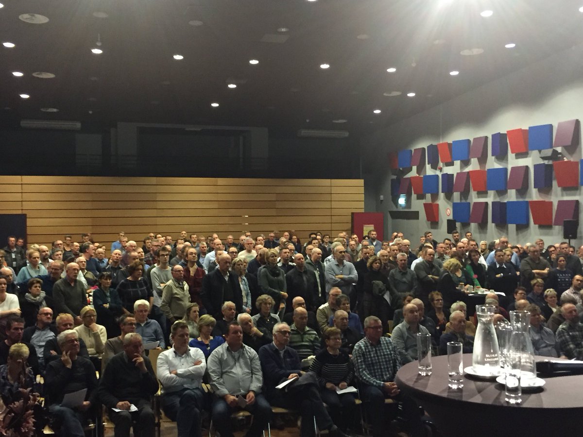 rolandvankessel's tweet photo. Zeer grote belangstelling bij de informatieavond over de aanleg van glasvezel in het buitengebied. Belangrijk voor de toekomst van inwoners en bedrijven. Bij deelname vanaf 50% gaat begin volgend jaar de schop in de grond. https://t.co/quFYs7IGaV