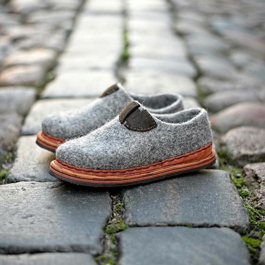 EtsyLithuania's tweet photo. One of the most recommended shop this season, when you need more cozy and warm style. Check it out on @vaslippers 🔥
.
.
.
#etsy #etsychristmas #etsysuccess #etsyorganizedneatly #woolclogs #winterfashion #fallwinter #autumnshoes #feltedshoes #cozylook… https://t.co/mL2yWipkaB https://t.co/H44bwiKQYa