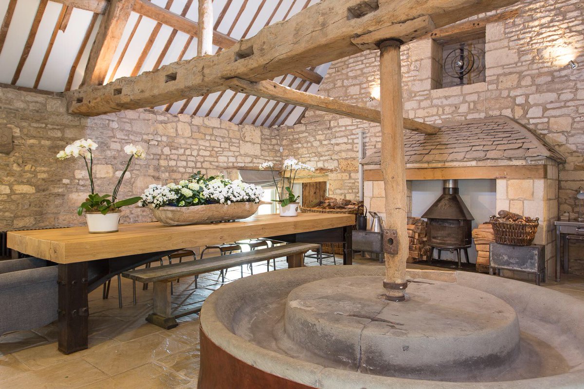 Lightfall_Photo's tweet photo. Do any of you live somewhere that still has original features from when the property had a previous life?

#Propertyphotography #lightfall #history #barn https://t.co/FNrMtliQSk