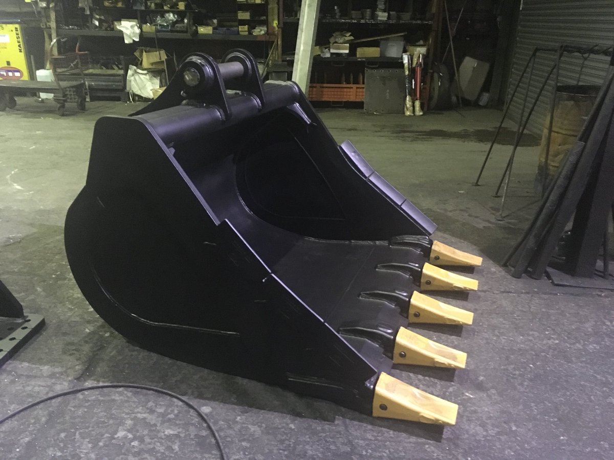 Abiljo_buckets's tweet photo. 2 high specification demolition #buckets for collinsearthworks for his @VolvoCE_EMEA #EC220 and #EC300 #excavators #builtinbritain #qualityattachments #construction https://t.co/uW8YM7pBdt