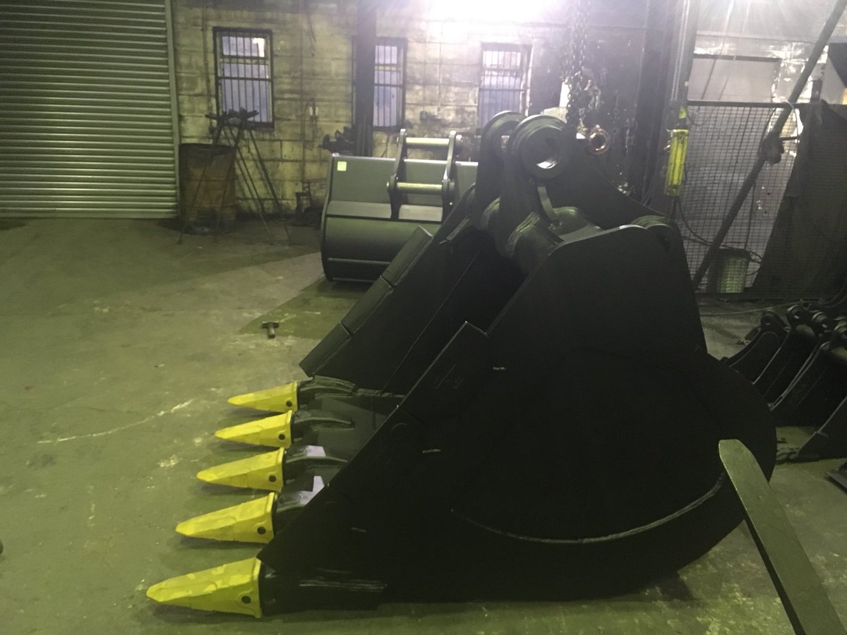 Abiljo_buckets's tweet photo. 2 high specification demolition #buckets for collinsearthworks for his @VolvoCE_EMEA #EC220 and #EC300 #excavators #builtinbritain #qualityattachments #construction https://t.co/uW8YM7pBdt