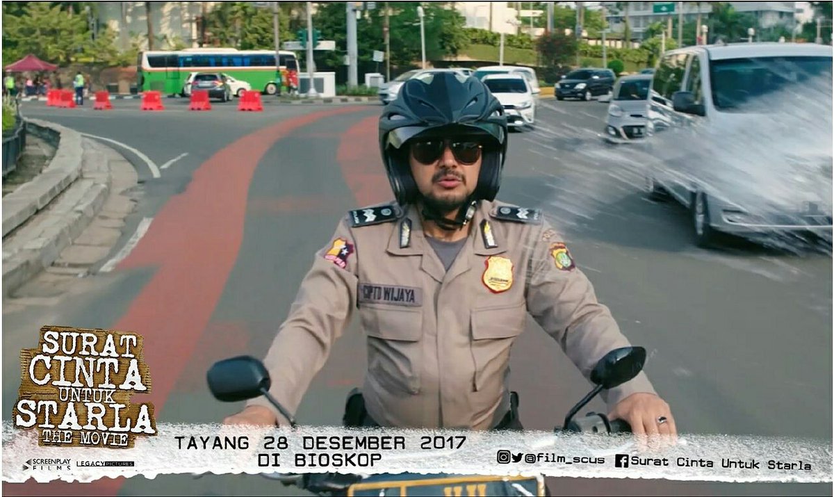 Adegan ini lagi ngapain ya? dan siapa sih pemeran pak polisi ini?
. 
Coba tonton dan cek Trailer "Surat Cinta Untuk Starla The Movie" di Youtube Channel: Screenplay Films atau klik link di bio Instagram <a href="/film_scus/">SuratCintaUtkStarla</a> #SuratCintaUntukStarlaTheMovie #SCUS28DesemberdiBioskop