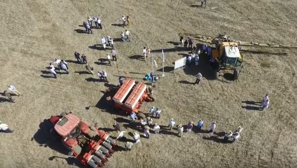 ASAJASEVILLA's tweet photo. Los protagonistas de la agricultura de conservación explican en un vídeo sus beneficios frente al cambio climático. 🌻☘️🌿🌱☀️🌪️🌽🚜

#CAmpoSVQ #ClimateChange #sostenibilidad 

https://t.co/BDav3jV5eo https://t.co/NCE9lwcBwI