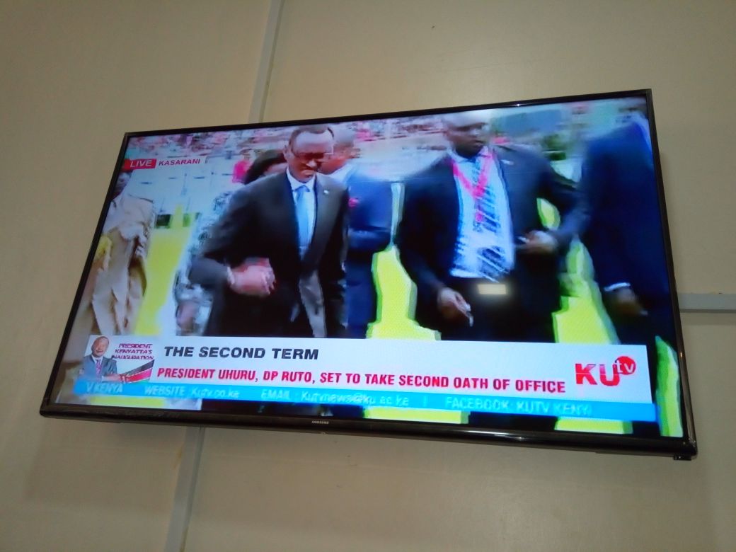 Rais wa Rwanda Paul Kagame amewasili katika uwanja Wa Kasarani. Hii Leo <a href="/UKenyatta/">Uhuru Kenyatta</a> na <a href="/WilliamsRuto/">William Samoei Ruto, PhD</a>  wanaapishwa kwa muhula wa pili.

#InaugurationKe