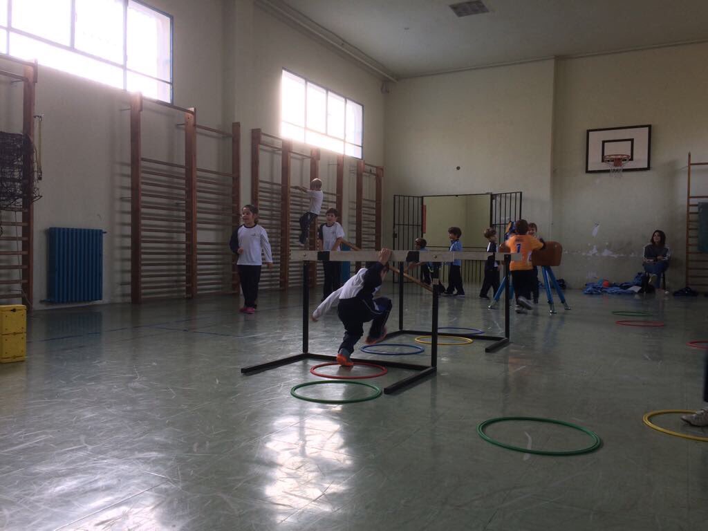 En 1° de Primaria trabajan la trepa y el equilibrio con un divertido circuito de obstáculos.