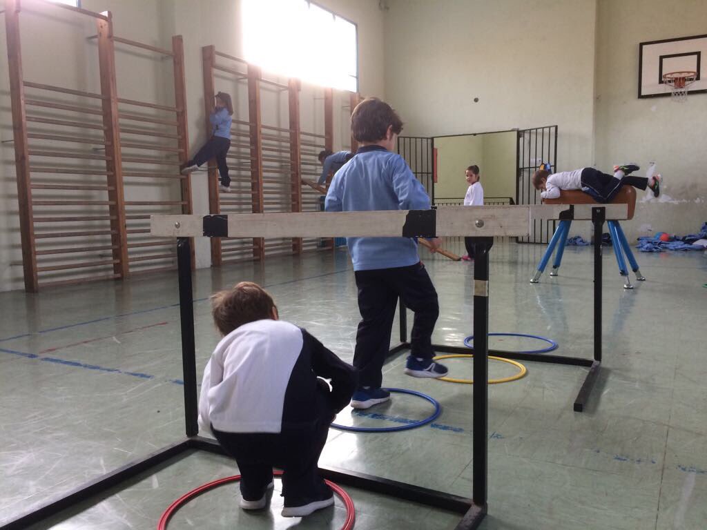 AgustinosGR's tweet photo. En 1° de Primaria trabajan la trepa y el equilibrio con un divertido circuito de obstáculos. https://t.co/sJqdil8Zpt