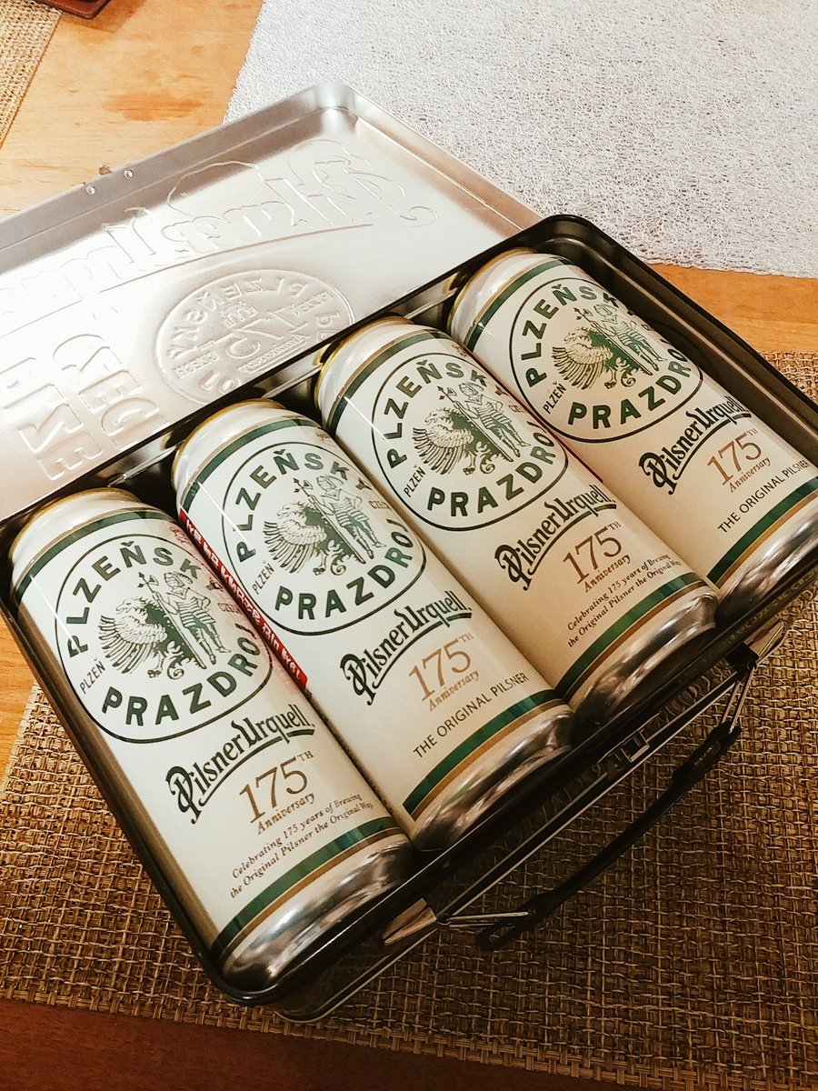 필스너 한정판 구입. 틴케이스가 예뻐서 안 살 수가 없었다;; 5백미리 8캔이 들어있고 값은 15990원. 코스트코에서 구입했는데 다른 대형마트에도 들어와 있을 듯.