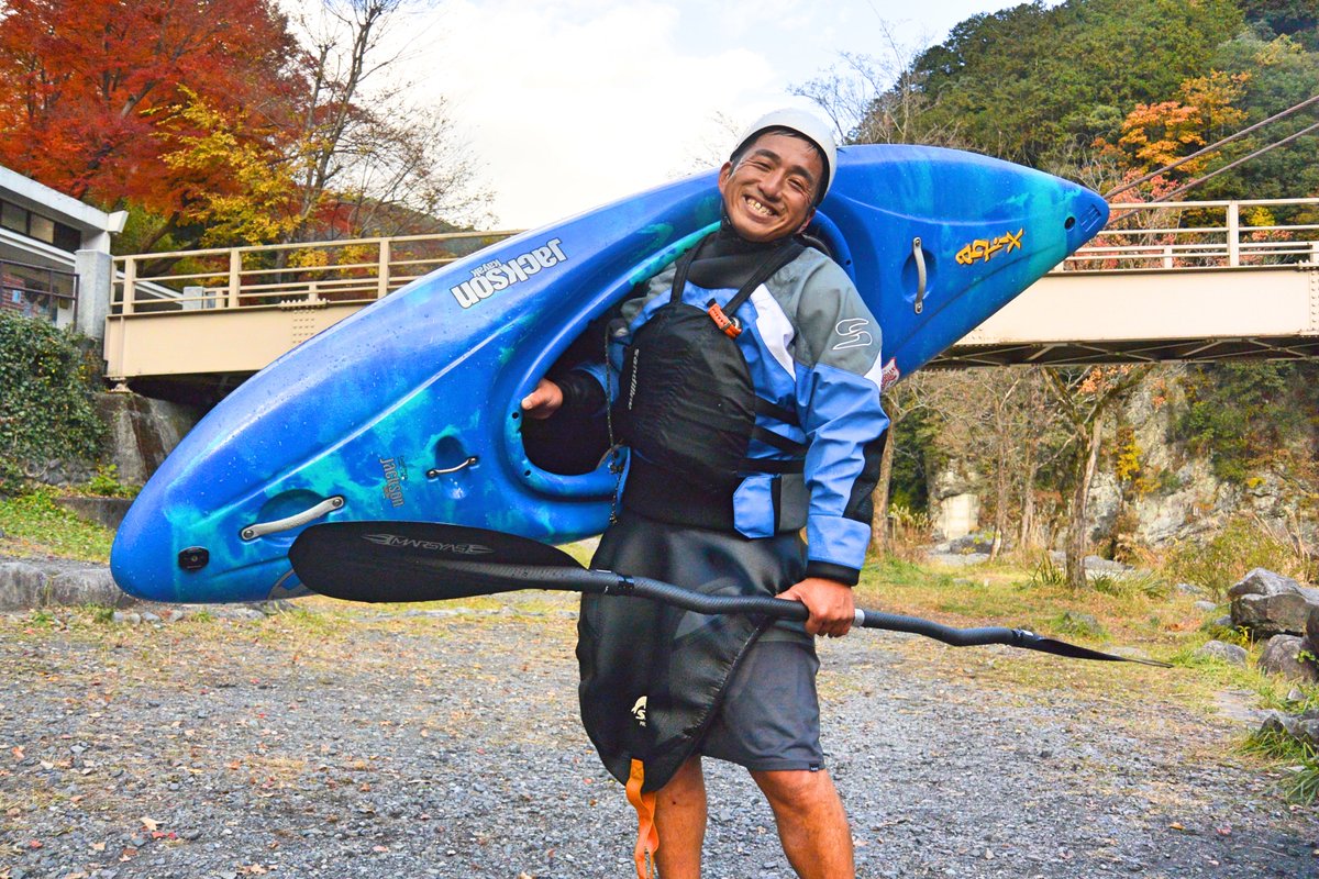 夏頑張ったご褒美にと、頑張る前に購入した新カヤック。頑張ったのでお披露目です。すっかり冬が迫ってますが、1日30分は乗ろう☆