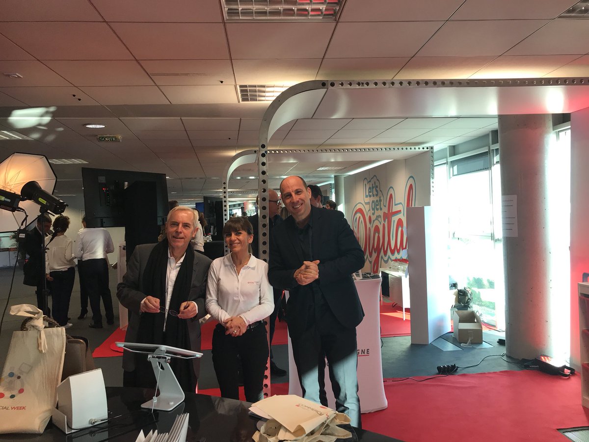 ChrisLamanna05's tweet photo. #commercialWeek. En direct du stand réseau sociaux avec @lisonteboul https://t.co/XGCNcDMGBZ