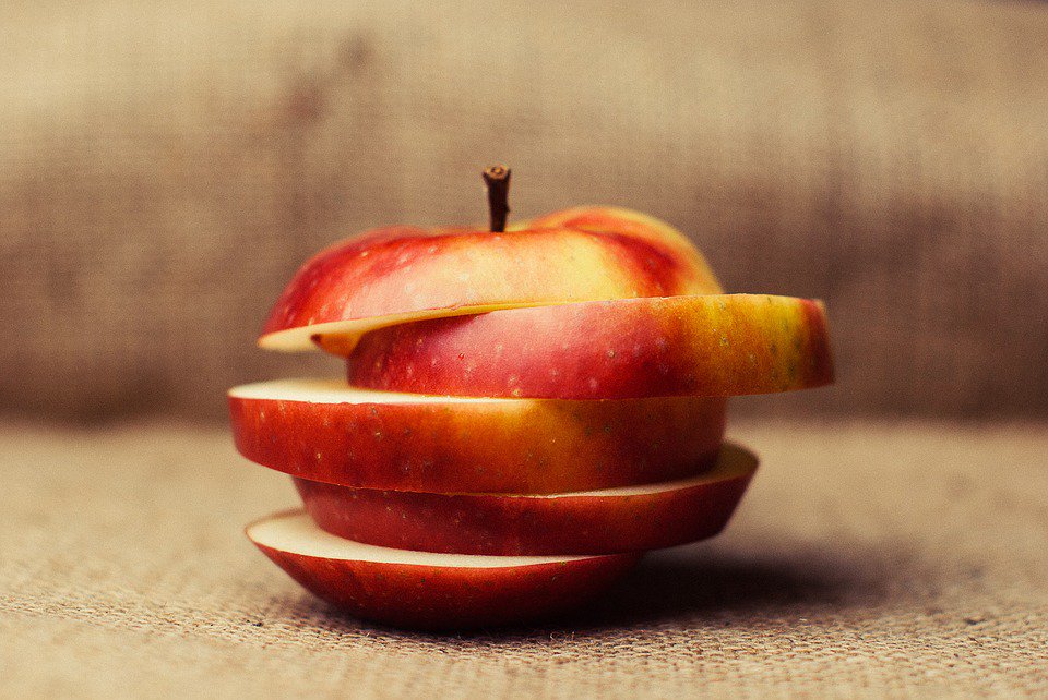 Orchard_World's tweet photo. "Each medium sized apple contains 95 calories. Roughly 87% of these calories come from carbohydrates. The carbs found in apples help you metabolize fats, allow your nervous system to function and help your muscle tissue hold onto its protein stores" https://t.co/BAx3oJAtU7 https://t.co/pauEVPyUhH