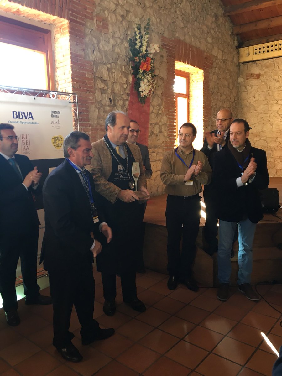 DORibera's tweet photo. 🎖️ Pablo Álvarez, consejero delegado de @Tvegasicilia , nombrado Sumiller de Honor de la @CataOperaPrima celebrada ayer en Peñafiel. 

🍷 Una gran cata que congregó ayer a 300 profesionales del sector en torno a 50 vinos en primicia de la #DORibera

👉 https://t.co/ndtMloDJTr https://t.co/FE3MaMLvYV