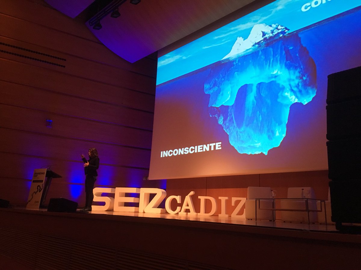 RadioCadiz's tweet photo. El turno en #brandingdayser de la @univcadiz Ahora con @elhilodeariadna “Dejad de pedir a las agencias un viral porque es imposible preverlo, hay que apostar por el consumo” https://t.co/K5SCygWdFj