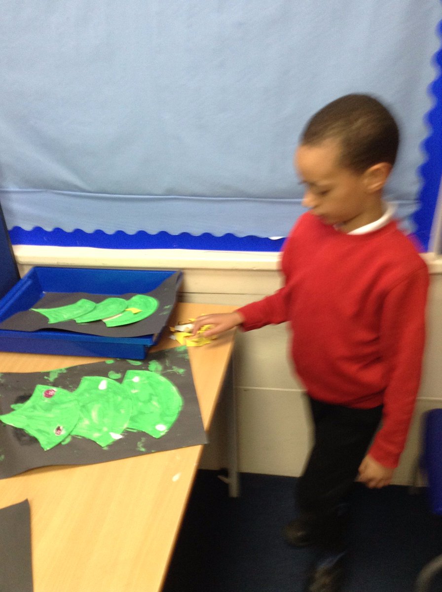 LarkHallPrimary's tweet photo. Christmas art. Nearly Christmas time :) #larkhallcfa #Amberclass https://t.co/QiX060196x