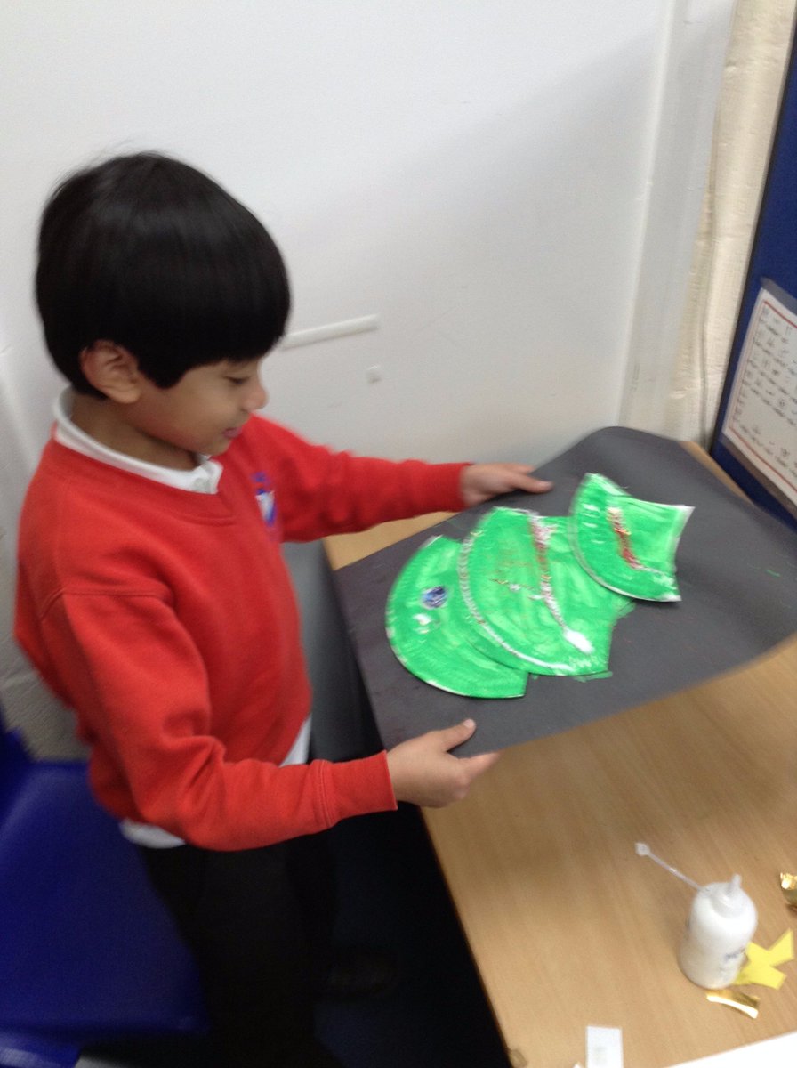 LarkHallPrimary's tweet photo. Christmas art. Nearly Christmas time :) #larkhallcfa #Amberclass https://t.co/QiX060196x