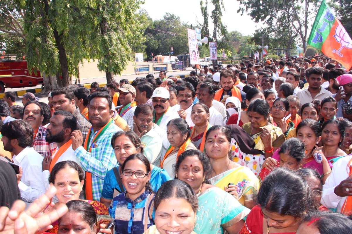 BJP4Telangana's tweet photo. Glimpses of BJP rousing reception of Prime Minister @narendramodi at Begumpet, Hyderabad.-2
#NaMoinHyd #TSWelcomesModi https://t.co/kr0lSv24dE