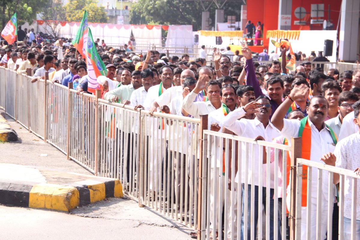 BJP4Telangana's tweet photo. Glimpses of BJP rousing reception of Prime Minister @narendramodi at Begumpet, Hyderabad.-2
#NaMoinHyd #TSWelcomesModi https://t.co/kr0lSv24dE