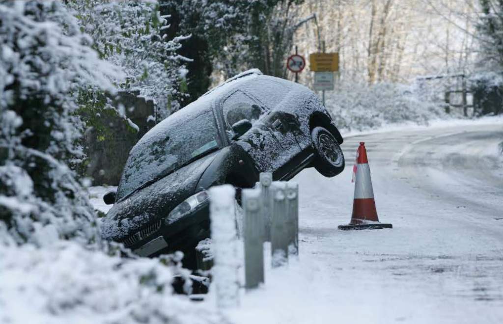 GardaTraffic's tweet photo. W/MeathTraffic: Pls take extra care on the roads today due to Black Ice on the roads. Increase your braking distance and allow extra time for your journey. Roads affected are Killaskillen in Kinnegad, Robinstown link Rd, Mullingar &amp; Castledaly Rd in Moate. #WinterReady https://t.co/KocQelkXdz