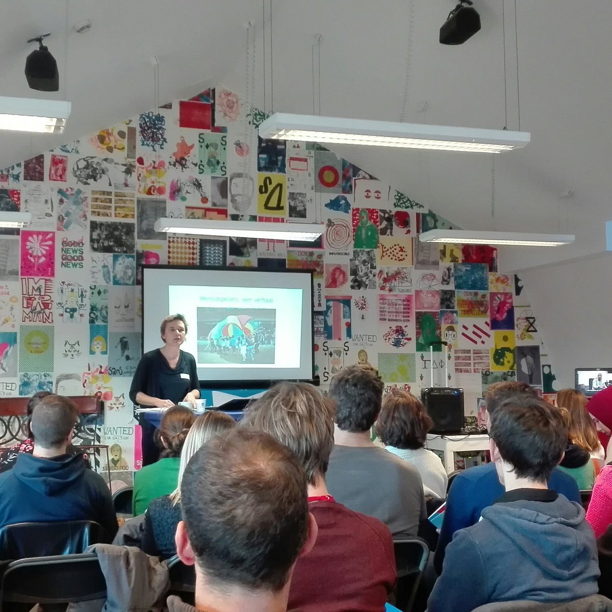DeWereldspelers's tweet photo. .@VereeckeEva trapt de #inspiratiedag af met het mooie verhaal dat wereldspelers is #jeugdwerkzondergrenzen https://t.co/eytJ42Hsuv