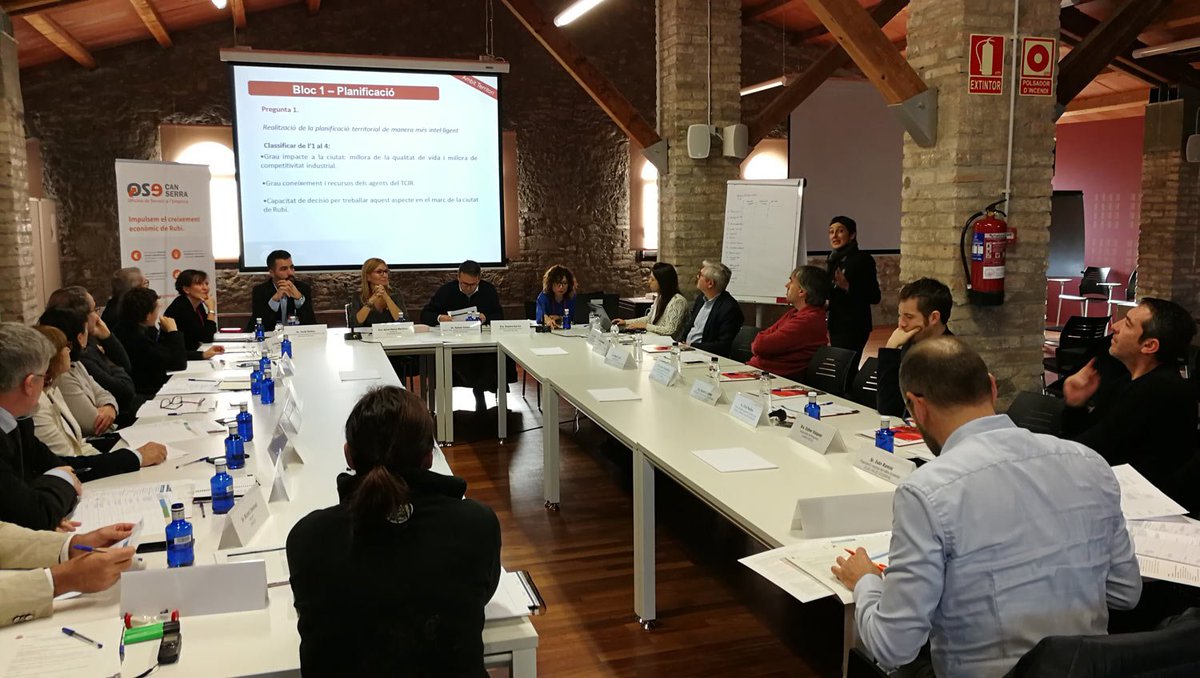 rubiempresa's tweet photo. Plantegem als agents que participen en la Taula de #CompetitivitatIndustrial de Rubí #TCIR diverses preguntes en àmbits de territori, empresa i coneixement per obtenir un mapa dels temes prioritaris a treballar a #rubicity https://t.co/eCrQmvShrC