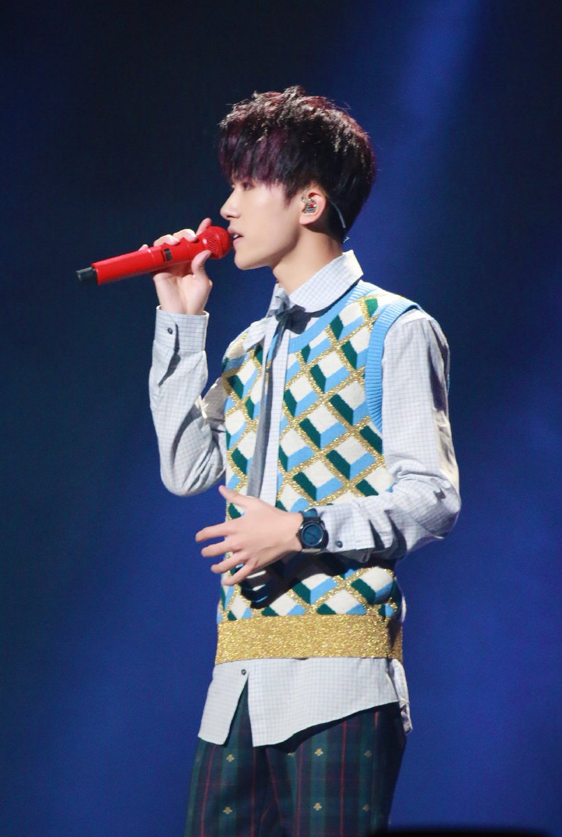 TFBOYS_INA's tweet photo. 171128 Qianxi NO.17 birthday party #易烊千玺1128十七岁生日快 | Cr. BeWithJackson_易烊千玺应援博 https://t.co/avQRylRjOV