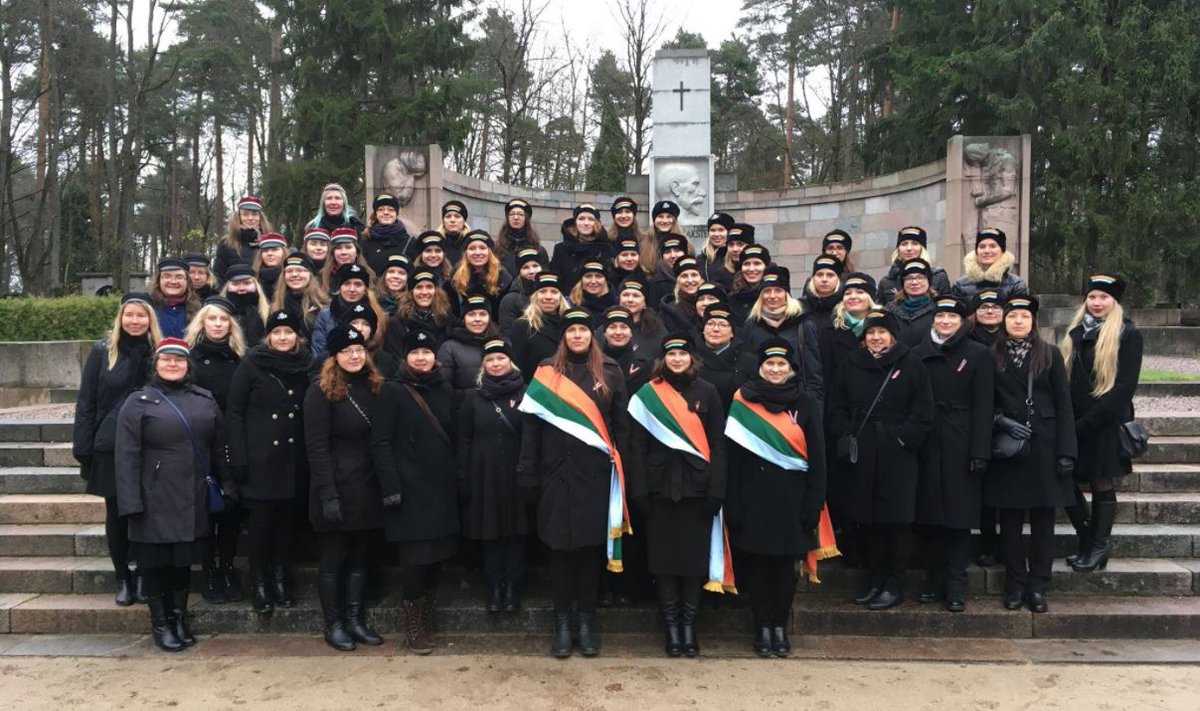 FondsNAMEJS's tweet image. Valsts svētkos studenšu korporācija &quot;Dzintra&quot; piedalījās @FondsNAMEJS labdarības akcijā #Atceriessavējos!, kuras laikā tika saziedoti 185 eiro. Sirsnīgs paldies!