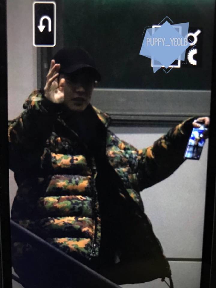 BUBBLETEAHOLIC's tweet photo. 171128 ภาพพื้นหลังโทรศัพท์ของชานยอลเป็นรูปของตัวเองตอนถอดเสื้อโชว์ซิกแพค 
via. mydeeryo cr. puppy_yeolb https://t.co/QZSBoTlx7e
