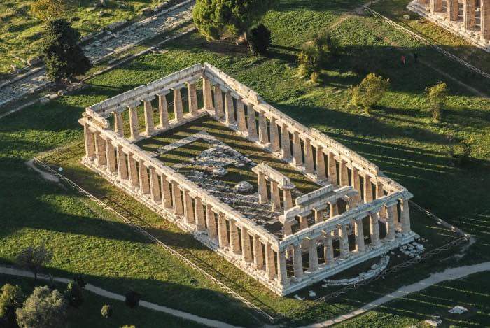 UtopicApp's tweet photo. Natale si avvicina e sei in cerca di idee?? 🎄🎁 Adotta un blocco delle mura e diventa cittadino di #Paestum! Al Parco Archeologico Paestum hai l'occasione unica di proteggere l'antica città, patrimonio #Unesco, e i suoi templi contro un potente nemico: il Tempo.
#Utopic https://t.co/kdRccfvzr0