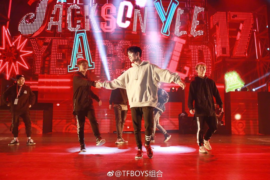 TFBOYS_INA's tweet photo. 171128 TFBOYS组合  Weibo Update 🎉 Jackson's 17th birthday concert  #Qianxi #易烊千玺1128十七岁生日快乐 https://t.co/gGie38TDTl