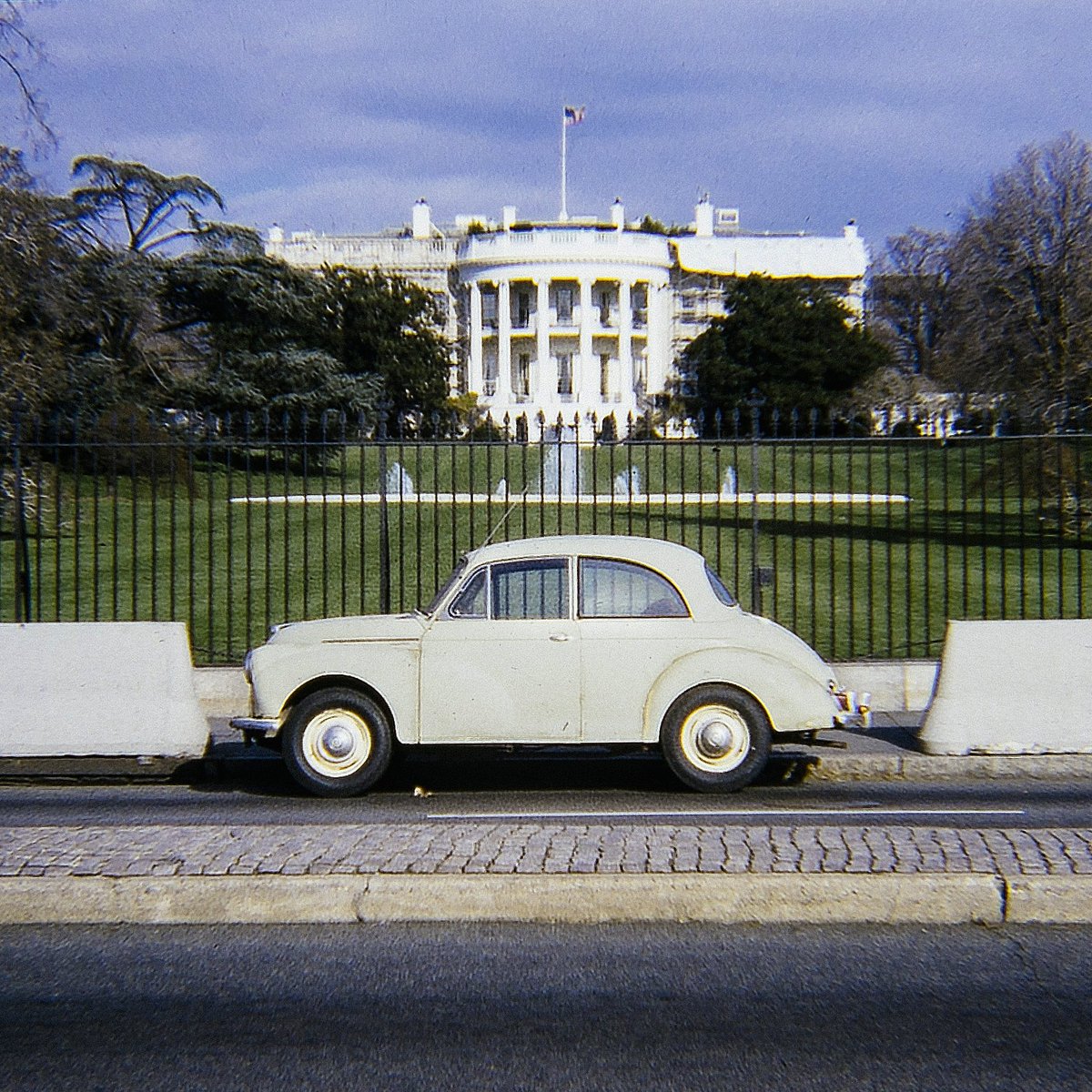 JoffSummerfield's tweet photo. The continuing adventures of Horris the Morris brings him to the White House. In 1989 you could just about grab this shot before being chased off. :) #morrisminor #morris #classiscar https://t.co/acoePbTNeC