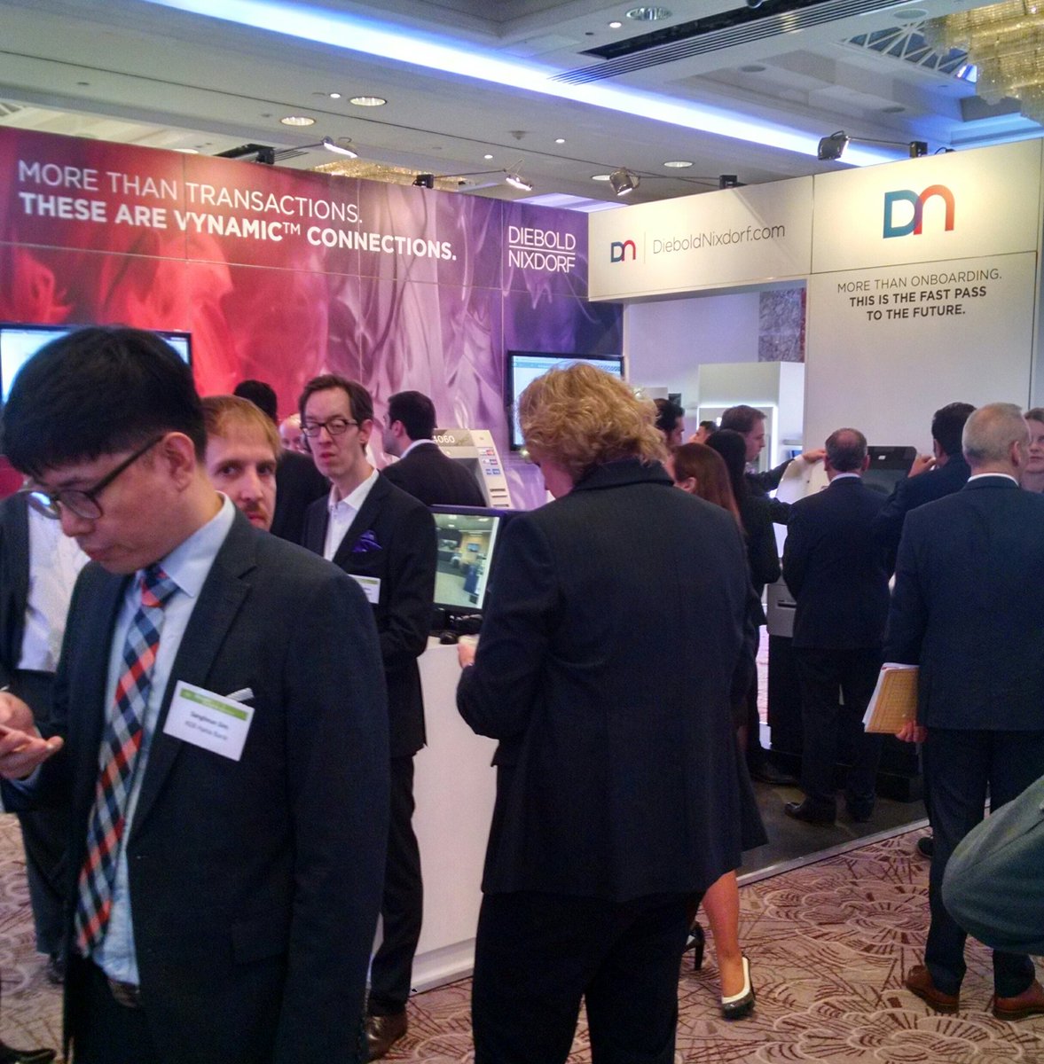 BANKINGCLUB's tweet photo. Ein kleiner Abstecher nach London zur Branch Transformation. Einstiegsvortrag von Ivan Dubovsky @Barclays: Welche Rolle werden Filialen in den Strategien der Banken und welche Rolle werden Banken im Leben der Kunden spielen? #BT17 https://t.co/nmIanKnvow