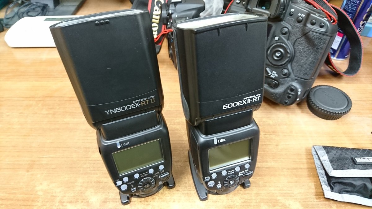 uruurupon's tweet photo. オリジナル vs コピー！
さて性能は如何に？

CANON 600EXⅡｰRT
YONGNUO YN600EXｰRTⅡ

ソックリで微妙に違う(笑)
使用レポートって需要あるかな？( ´艸｀) 動画に挑戦するか(爆)

#ストロボ
#クリップオンストロボ
#CANON
#YONGNUO
#600EXⅡｰRT
#YN600EXｰRTⅡ

#写真好きな人と繋がりたい https://t.co/IjIfqsvhWp