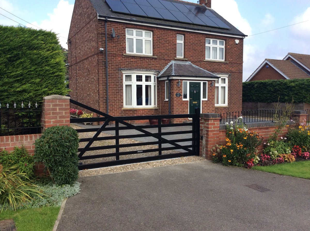 SwanGatesHull's tweet photo. Another one of our classic 5 bar steel farm gates finished this week. The look of timber but without the need for constant maintainance timber demands. https://t.co/18NOtiTFnF