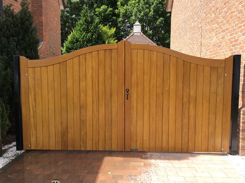 SwanGatesHull's tweet photo. Our most popular style timber gate, curved top in hard wood. https://t.co/CpdA9PCI67