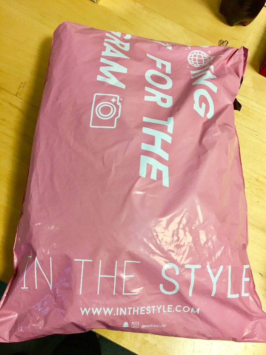 IndianPastry's tweet photo. Happiness on a Tuesday @inthestyleUK #ChristmasPartyReady 🎄🙈 https://t.co/jnqGqCDu6I