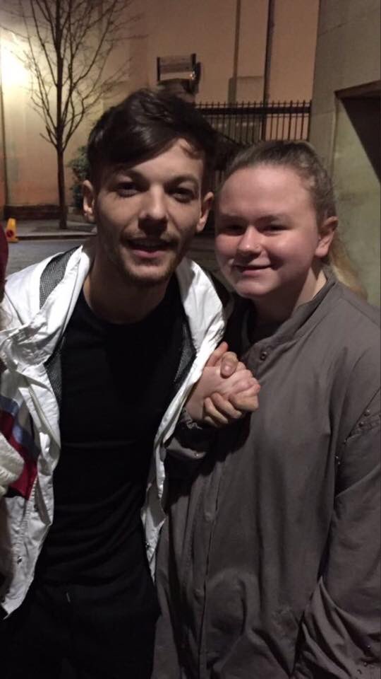 Roberta71503668's tweet photo. Louis ieri a Londra con una fan 
27, novembre 2017 @Louis_Tomlinson https://t.co/kbsGJLfurt