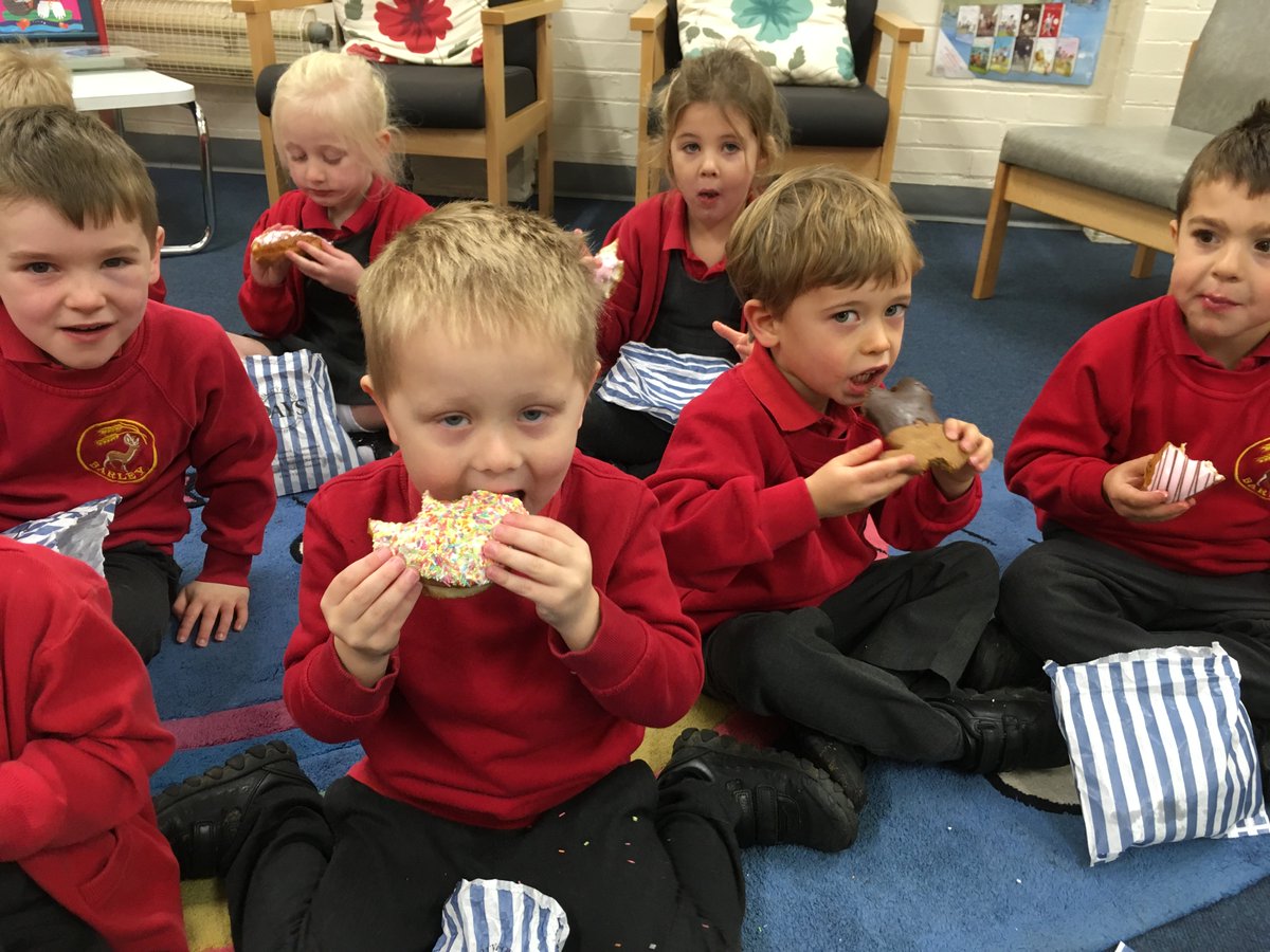 BarleySchool's tweet photo. The Owl Class visited the Buntingford Library yesterday.  The library manager was very pleased with the way the children behaved and the children really enjoyed their visit :-) https://t.co/E8lmuJRAAR